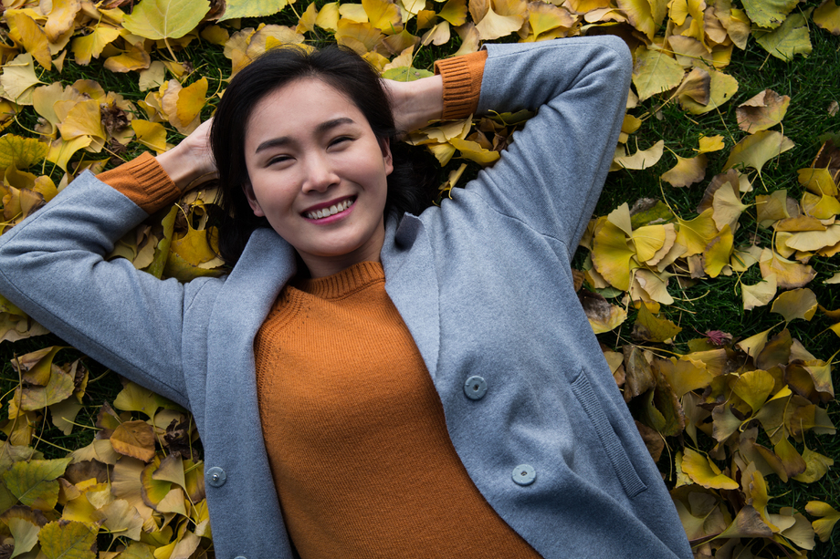 青年女人在户外