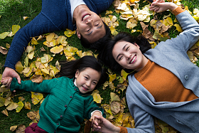 幸福家庭户外玩耍