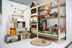 两个小男孩在卧室玩耍图片