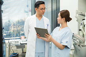 男牙医和女牙医助手