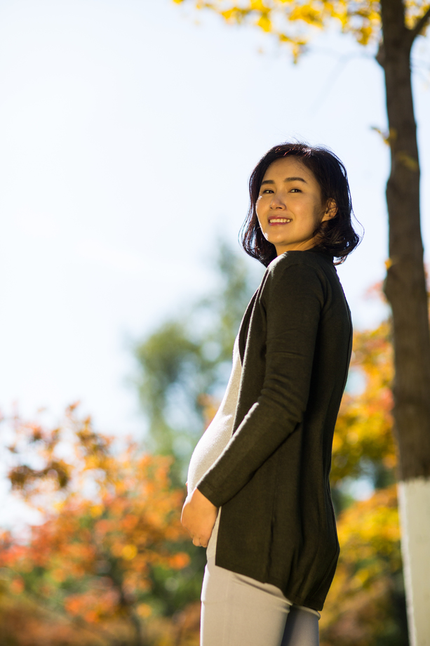 年轻的孕妇在户外 年轻的孕妇在户外