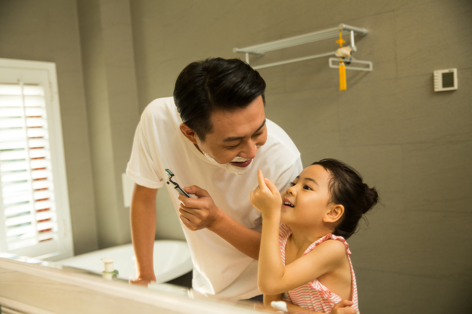 爸爸和女儿在卫生间玩耍照片 爸爸和女儿在卫生间玩耍照片