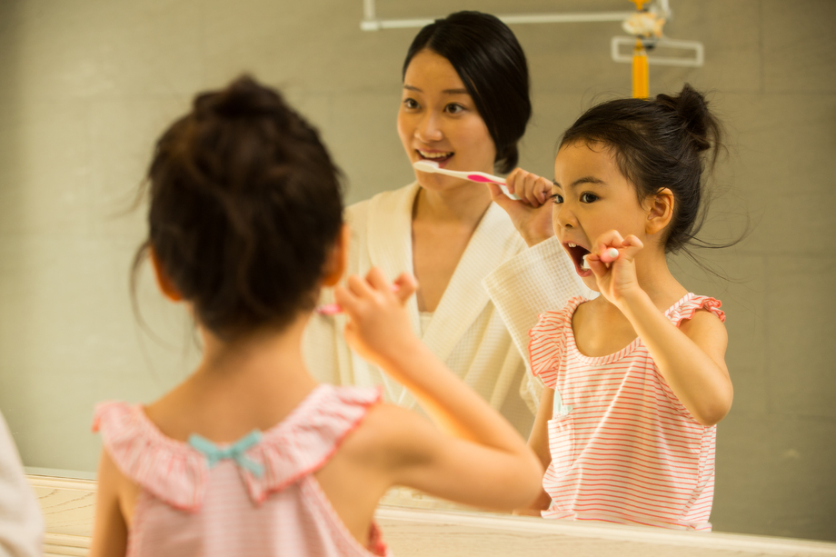 小女孩和妈妈在卫生间里洗漱 小女孩和妈妈在卫生间里洗漱