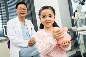 可爱的小女孩和牙医