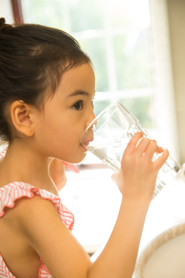 小女孩在卫生间 小女孩在卫生间