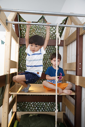 两个小男孩在卧室玩耍图片
