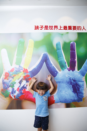 可爱的小男孩在玩耍