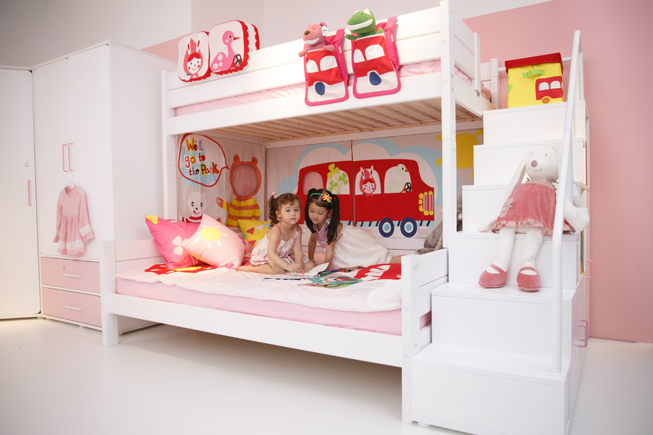 可爱的小女孩在卧室玩耍照片 可爱的小女孩在卧室玩耍照片