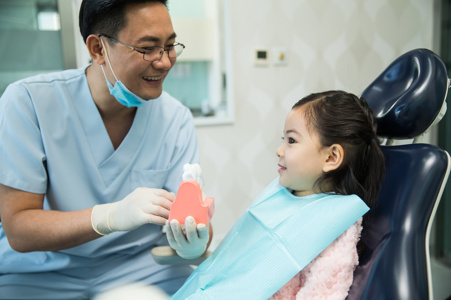 可爱的小女孩和牙医 可爱的小女孩和牙医