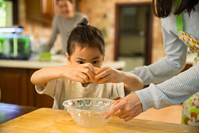 小女孩帮妈妈做家务图片