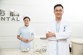 男医生和年轻女护士在服务台图片