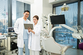 男牙医和女牙医助手