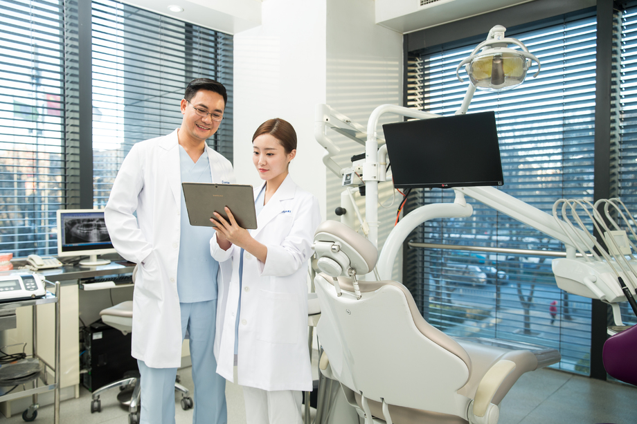 男牙医和女牙医助手 男牙医和女牙医助手