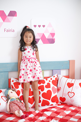 可爱的小女孩在卧室玩耍照片