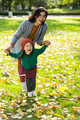 幸福家庭户外郊游照片
