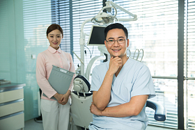 男牙医和女牙医助手图片