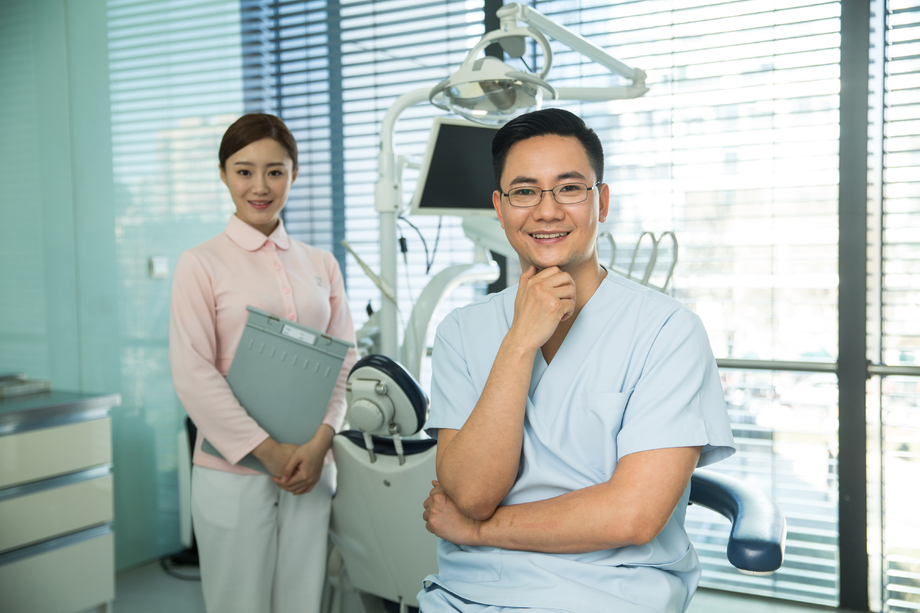 男牙医和女牙医助手图片 男牙医和女牙医助手图片