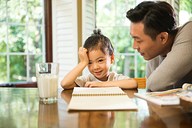 爸爸辅导女儿做作业图片