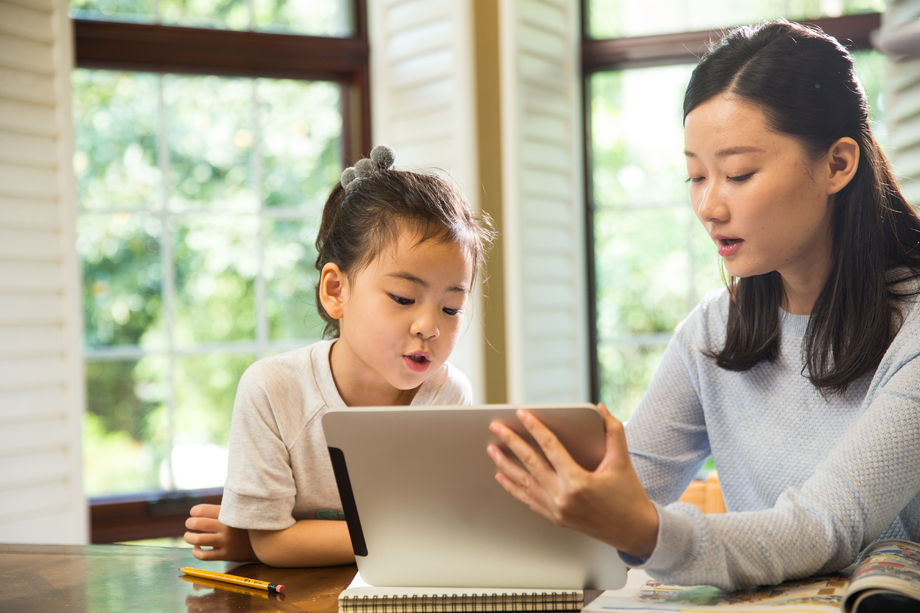 妈妈和女儿看电脑图片 妈妈和女儿看电脑图片