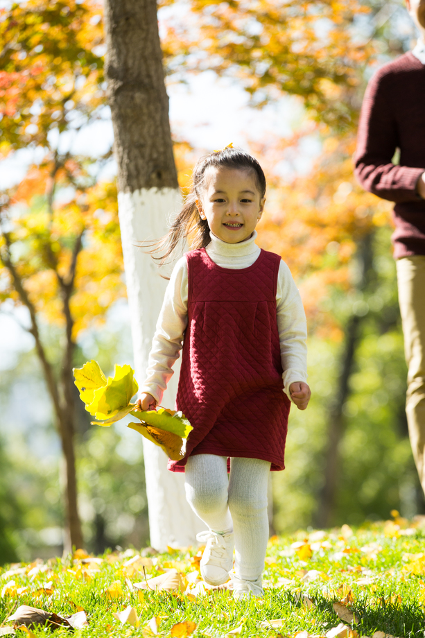 父亲陪着女儿在户外玩耍 父亲陪着女儿在户外玩耍