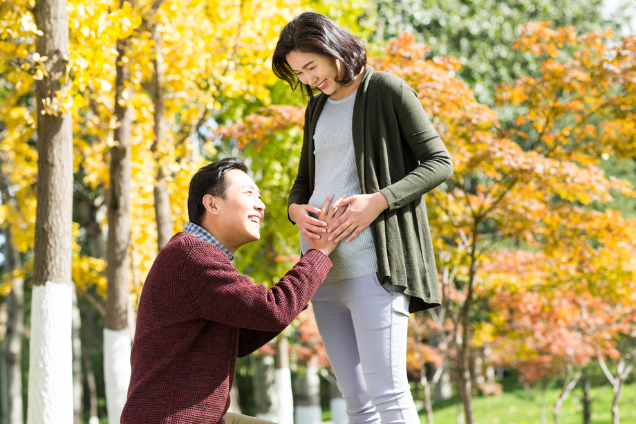 丈夫陪着怀孕的妻子在户外图片