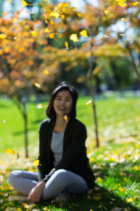 青年女人在户外