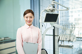 年轻的牙科女医生图片