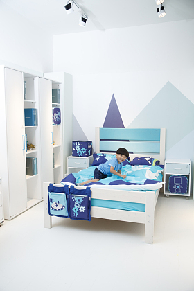 可爱的小男孩在床上玩耍照片