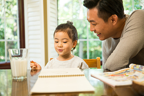 爸爸辅导女儿做作