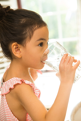 小女孩在卫生间图片
