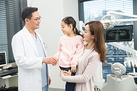 母亲带着女儿看牙医