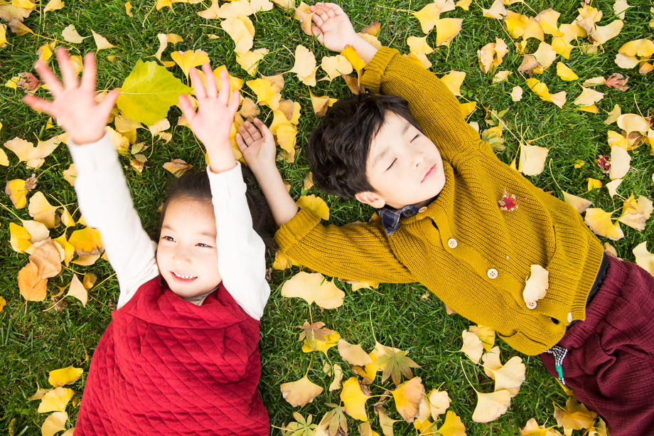 可爱的儿童在户外图片