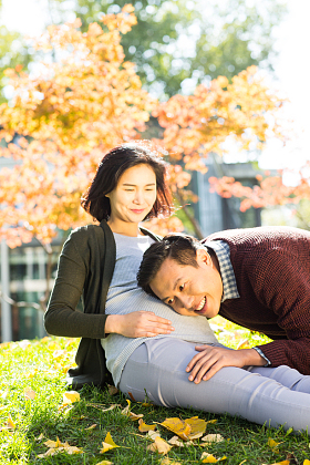 丈夫陪着怀孕的妻子在户外图片