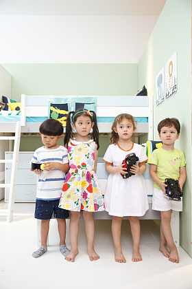 欢乐的儿童在儿童房玩耍图片