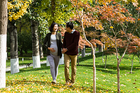 丈夫陪着怀孕的妻子在户外