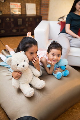 幸福家庭看电视图片