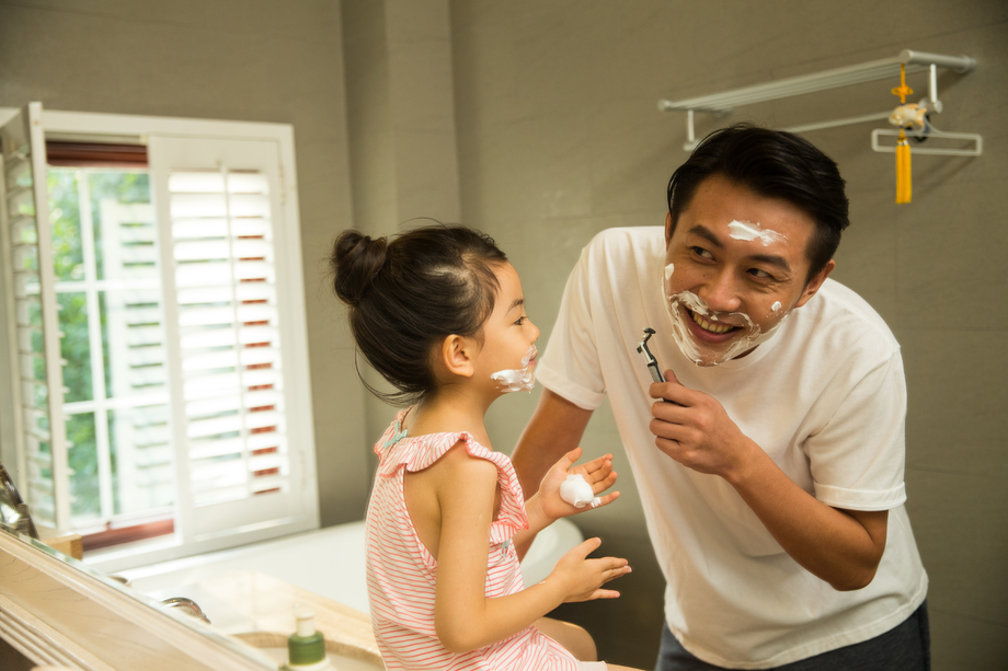 爸爸和女儿在卫生间玩耍图片 爸爸和女儿在卫生间玩耍图片