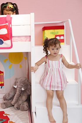 可爱的小女孩在卧室玩耍照片