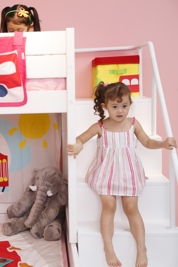 可爱的小女孩在卧室玩耍照片 可爱的小女孩在卧室玩耍照片