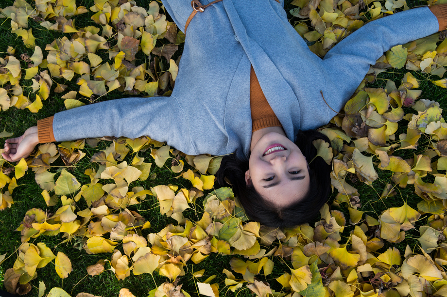 青年女人在户外 青年女人在户外
