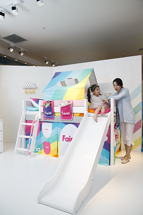 可爱的小女孩和妈妈玩耍图片