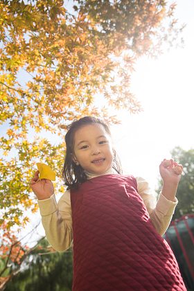 可爱的小女孩在户外玩耍图片