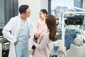 母亲带着女儿看牙医