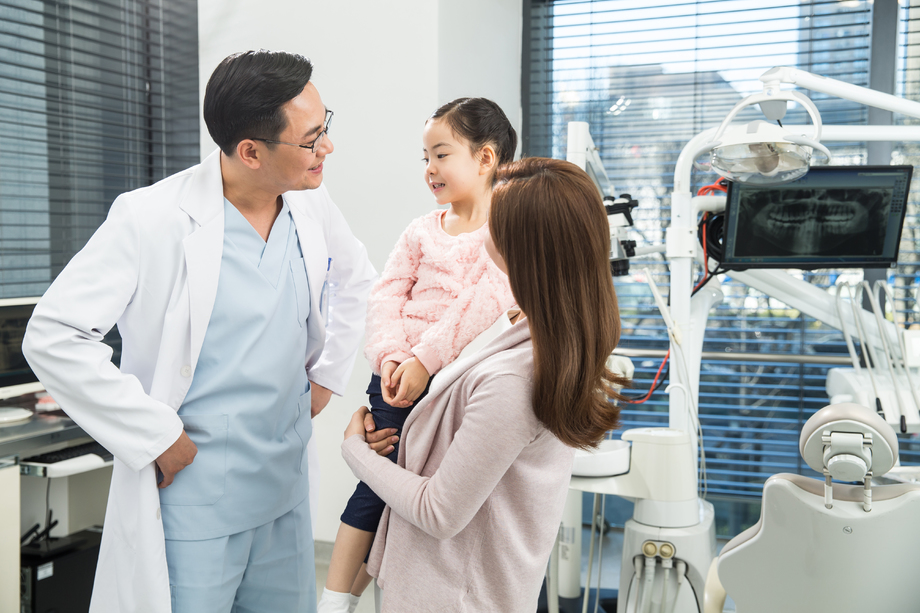 母亲带着女儿看牙医 母亲带着女儿看牙医