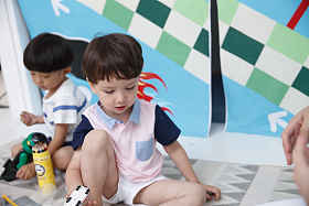 两个小男孩在卧室玩耍图片