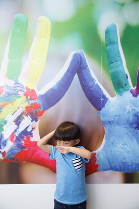 可爱的小男孩在玩耍照片