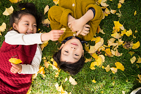 可爱的儿童在户外照片