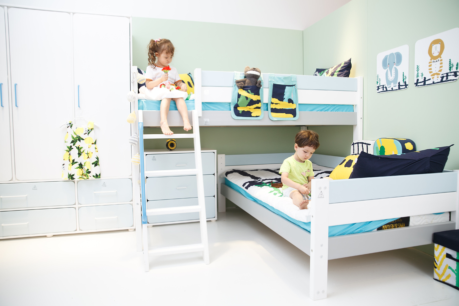 可爱的儿童在床上玩耍 可爱的儿童在床上玩耍