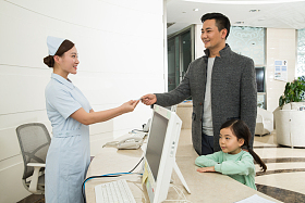 牙科医院的服务台图片