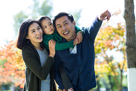 幸福家庭在户外玩耍图片